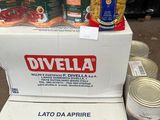 Plusieurs cartons de denrées alimentaires sont empilés sur une palette