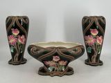 trois vases et un bol posés sur une table