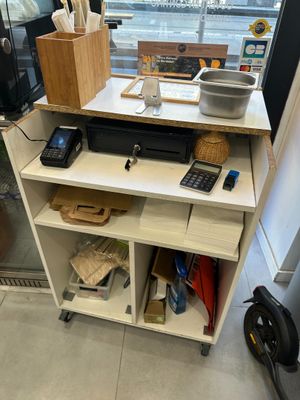 un bureau sur lequel se trouvent un téléphone et un ordinateur portable