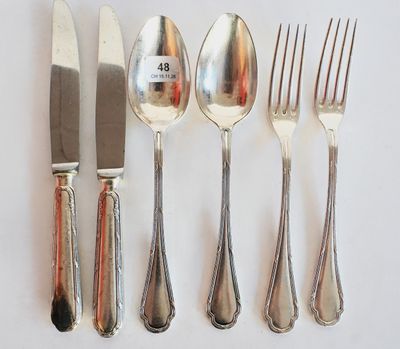 quatre fourchettes, un couteau et une cuillère sur une table