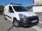 la camionnette blanche est garée sur le côté de la route