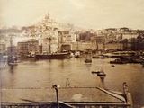 une vieille photo d'un port avec des bateaux dessus