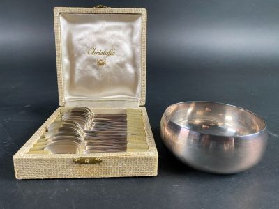 CHRISTOFLE. Un rince-doigts et 12 cuillers à moka en métal a…