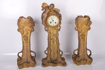 trois horloges en bois posées sur une surface blanche