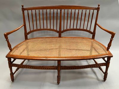 un banc en bois surmonté d'une assise en osier