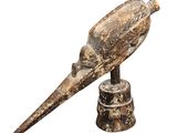 une image représentant un oiseau en bois posé sur un socle, sur fond blanc