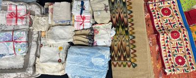 de nombreux morceaux de tissu étalés sur le sol