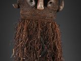 une image représentant un masque en bois avec de longs cheveux et une barbe