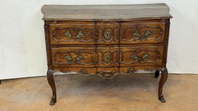 une photo d'une commode en bois posée sur un parquet en bois massif