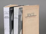 trois livres sont empilés sur une table