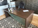 un bureau avec une chaise et un ordinateur dessus