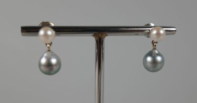 boucles d'oreilles en forme de goutte de perle, montées sur une tige en argent, sur fond blanc