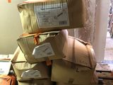 une pile de boîtes sur une palette dans un entrepôt