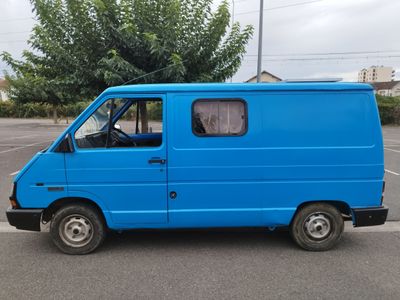 une camionnette bleue garée dans un parking