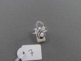 une bague en argent ornée d'un cœur, à côté d'une étiquette de prix