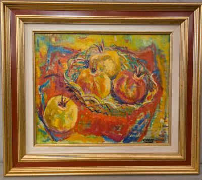 un tableau représentant des pommes dans un panier posé sur une table