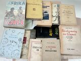 un grand nombre de livres posés sur une table