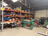 une photo d'un grand entrepôt avec de nombreuses étagères et du matériel