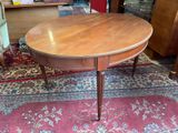 une table posée sur un tapis dans une pièce