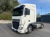 un camion blanc garé dans un parking