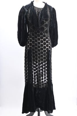 une robe noire et blanche sur un mannequin mannequin mannequin mannequin mannequin mannequin mannequin mannequin mann