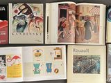 un grand nombre de livres posés sur une table