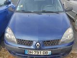 une voiture bleue garée à côté d'une autre voiture bleue dans un parking