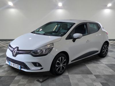 une voiture blanche est garée sur le sol à carreaux d'un garage
