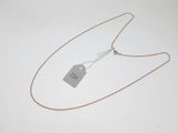 gros plan d'un collier auquel est attachée une étiquette