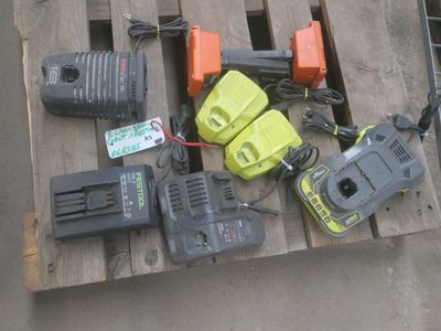 une pile d'outils électriques posée sur une palette