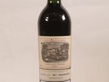 une bouteille de vin posée sur une table