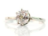gros plan d'une bague en diamant sur une surface blanche