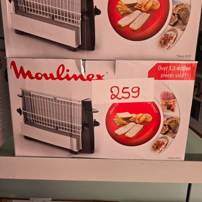 deux boîtes de nourriture sont posées sur une étagère dans un magasin