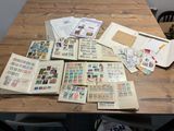 une table sur laquelle se trouvent de nombreux timbres et un livre
