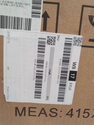 une boîte en carton sur laquelle figurent une étiquette de prix et un code-barres
