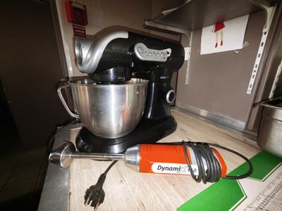 un mixeur posé sur le plan de travail, avec un cordon d'alimentation qui y est branché
