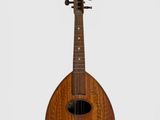 un gros plan d'un instrument en bois sur fond blanc