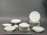 de nombreuses assiettes et bols empilés les uns sur les autres