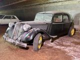 deux vieilles voitures garées dans un garage
