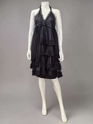 une robe noire sur un mannequin mannequin mannequin mannequin mannequin mann
