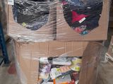 un carton rempli d'articles dans un entrepôt