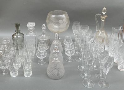de nombreux types de verres différents sur la table