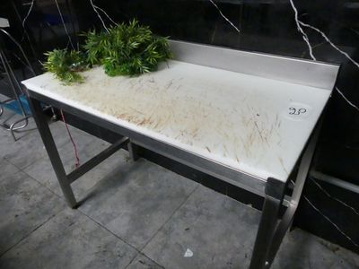 une table sur laquelle sont posées plusieurs plantes