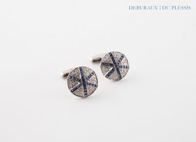 une paire de boutons de manchette sertis de diamants bleus et blancs