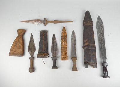 a lot of different types of knives on the table