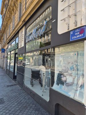 une devanture de magasin avec une enseigne sur le côté du bâtiment