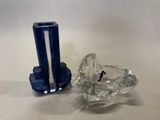 un bougeoir en verre et un bougeoir en verre posés sur une table