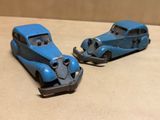 deux petites voitures posées sur une table