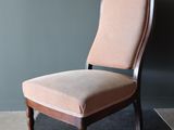 une image représentant une chaise sur laquelle est posé un coussin