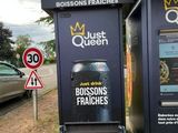 deux distributeurs automatiques situés au bord de la route